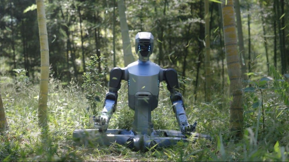 Περπατά-στη-βροχή,-στη-σκόνη-και-στους-40°c:-Η-Κίνα-παρουσιάζει-το-πρώτο-της-ανθρωποειδές-ρομπότ-παντός-εδάφους