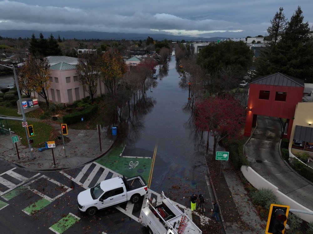 etats-unis-:-crues-soudaines-et-alertes-aux-coulees-de-debris-apres-des-pluies-diluviennes-en-californie