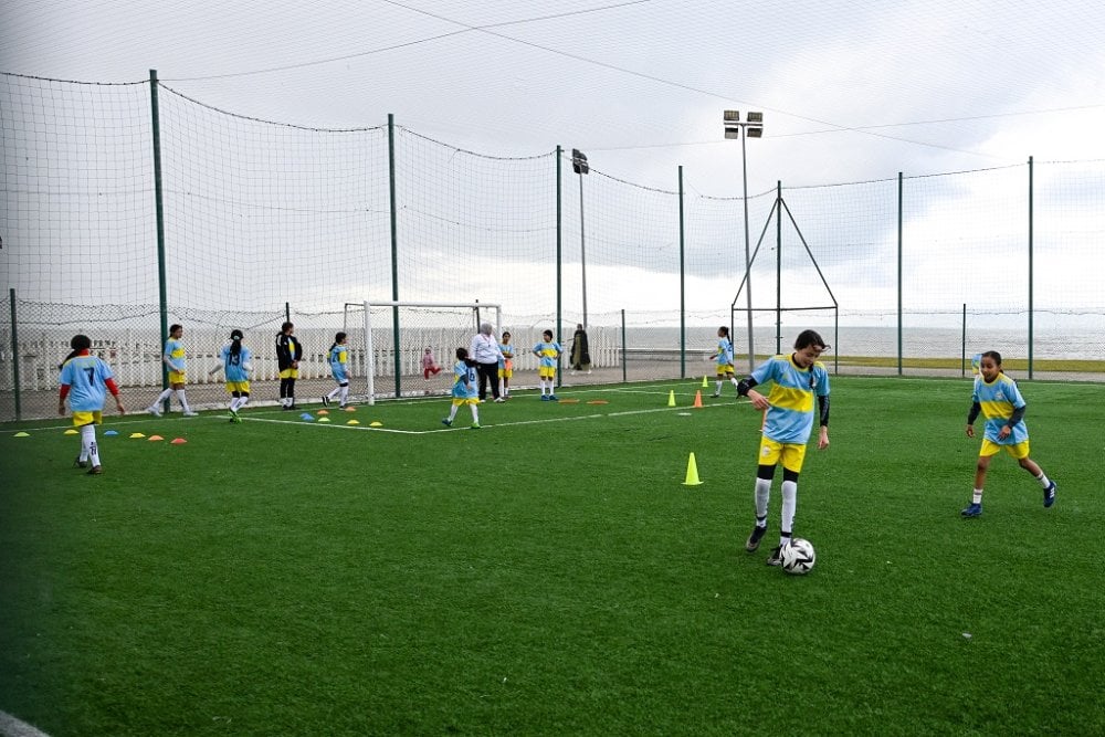 can-2025-:-des-terrains-de-proximite-aux-stades,-chronique-d