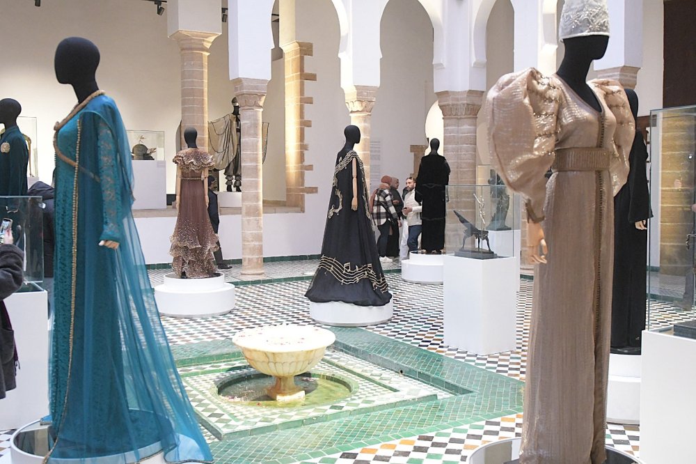 Στο-musee-national-de-la-parure,-το-καφτάνι-υπό-το-πρίσμα-της-φαντασίας-του-Νταλί