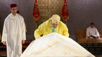 sm-le-roi,-amir-al-mouminine,-se-recueille-sur-la-tombe-de-feu-sm.-le-roi-mohammed-v