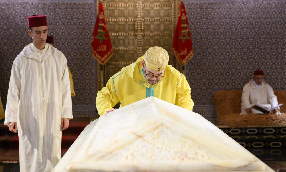 sm-le-roi,-amir-al-mouminine,-se-recueille-sur-la-tombe-de-feu-sm.-le-roi-mohammed-v
