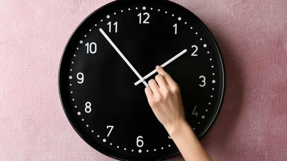 pourquoi-le-retour-au-gmt+1-provoque-une-vague-de-grogne-inedite-cette-annee