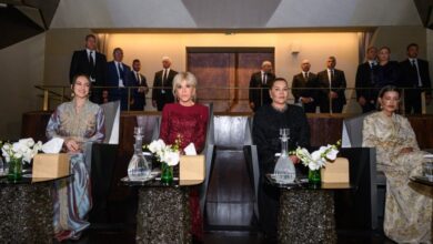 llaa.rr-les-princesses-lalla-khadija,-lalla-meryem-et-lalla-hasnaa,-accompagnees-de-mme-brigitte-macron,-assistent-au-spectacle-douverture-du-theatre-royal-de-rabat