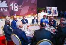 sm.-le-roi-offre-un-diner-en-l