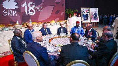 sm.-le-roi-offre-un-diner-en-l