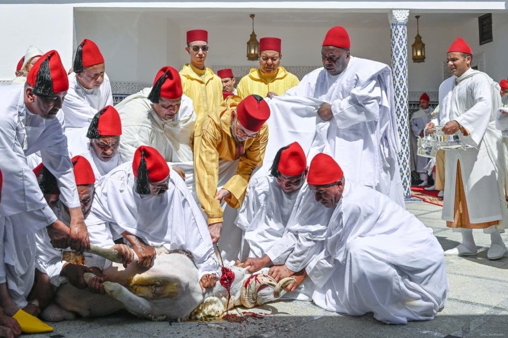 sm.-le-roi,-amir-al-mouminine,-accomplit-la-priere-de-l
