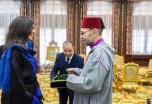 Ο-Βασιλιάς-δέχεται-την-Μαροκινή-ορειβάτη-Ναουάλ-Σφέντλα-και-της-απονέμει-το-παράσημο-«wissam-al-moukafaa-al-watania»-του-Τάγματος-των-Αξιωματικών