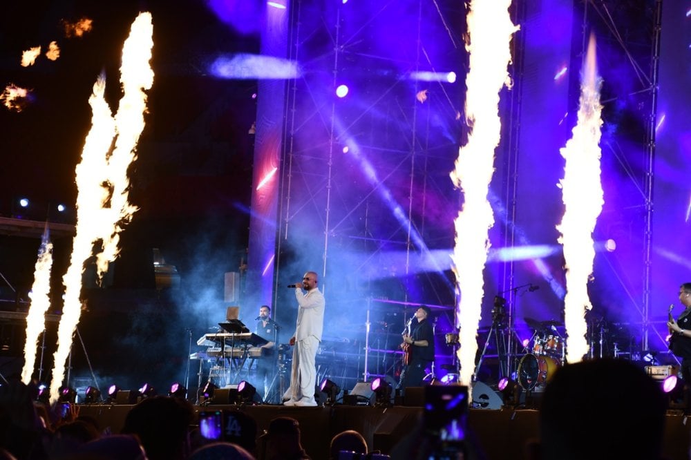 mawazine-:-douzi-et-cheb-khaled-enflamment-la-scene-du-grand-stade-prince-moulay-abdellah-de-rabat