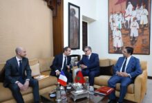Ο-Αχαννούς-συνομιλεί-με-τον-Γάλλο-πρωθυπουργό-Σεμπαστιάν-Λεκόρνου