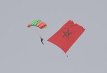 fete-du-trone:-un-spectacle-impressionnant-de-parachutisme-acrobatique-sur-les-rives-du-bouregreg