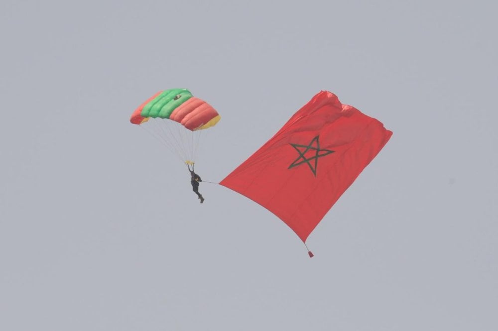 fete-du-trone:-un-spectacle-impressionnant-de-parachutisme-acrobatique-sur-les-rives-du-bouregreg